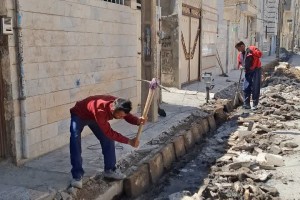  انضباط&zwnj;بخشی به شریان&zwnj;های محلی؛ ترمیم زیرساخت انهار کوچه والفجر غربی هفتم