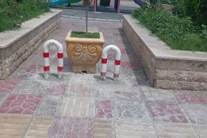 تعبیه و نصب موانع باز دارنده U شکل به منظور جلوگیری از تردد و پارک وسايل نقلیه در محوطه پارک محله ای نرگس