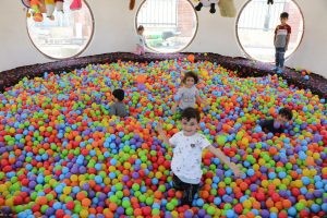 اردوی رایگان قرآن آموزان و گروه سرود دارالقرآن شهید حسنی کارگر در شهربازی صالحیه