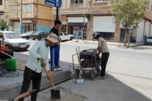 قسمتهای فرسوده آسفالت خیابان امام علی(ع) به همت واحد امانی برای لکه گیری آماده شد