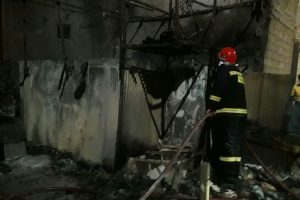 لوازم بلااستفاده در پشت بام یک منزل مسکونی در صالحیه در آتش سوخت