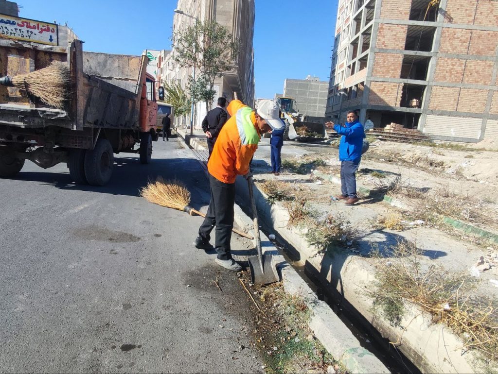 پاکسازی، نخاله برداری و جمع آوری علفهای هرز خیابان شهید کشوری به اهتمام کارکنان زحمتکش خدمات شهری