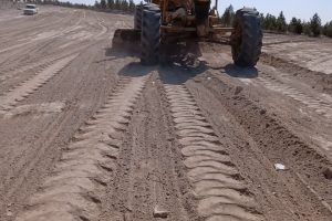 اجرای عملیات تسطیح و هموارسازی" پارک جنگلی صالحیه " برای آماده سازی به منظور کاشت نهال در هفته منابع طبیعی