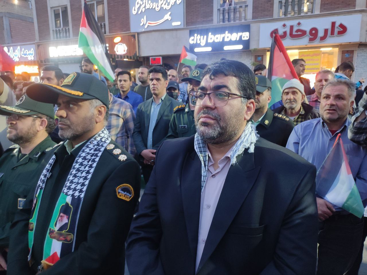 شهردار صالحیه در حاشیه جشن #پاسخ_سخت، از جانفشانی نیروهای مسلح کشور در تامین نظم و آرامش کشور تقدیر کرد